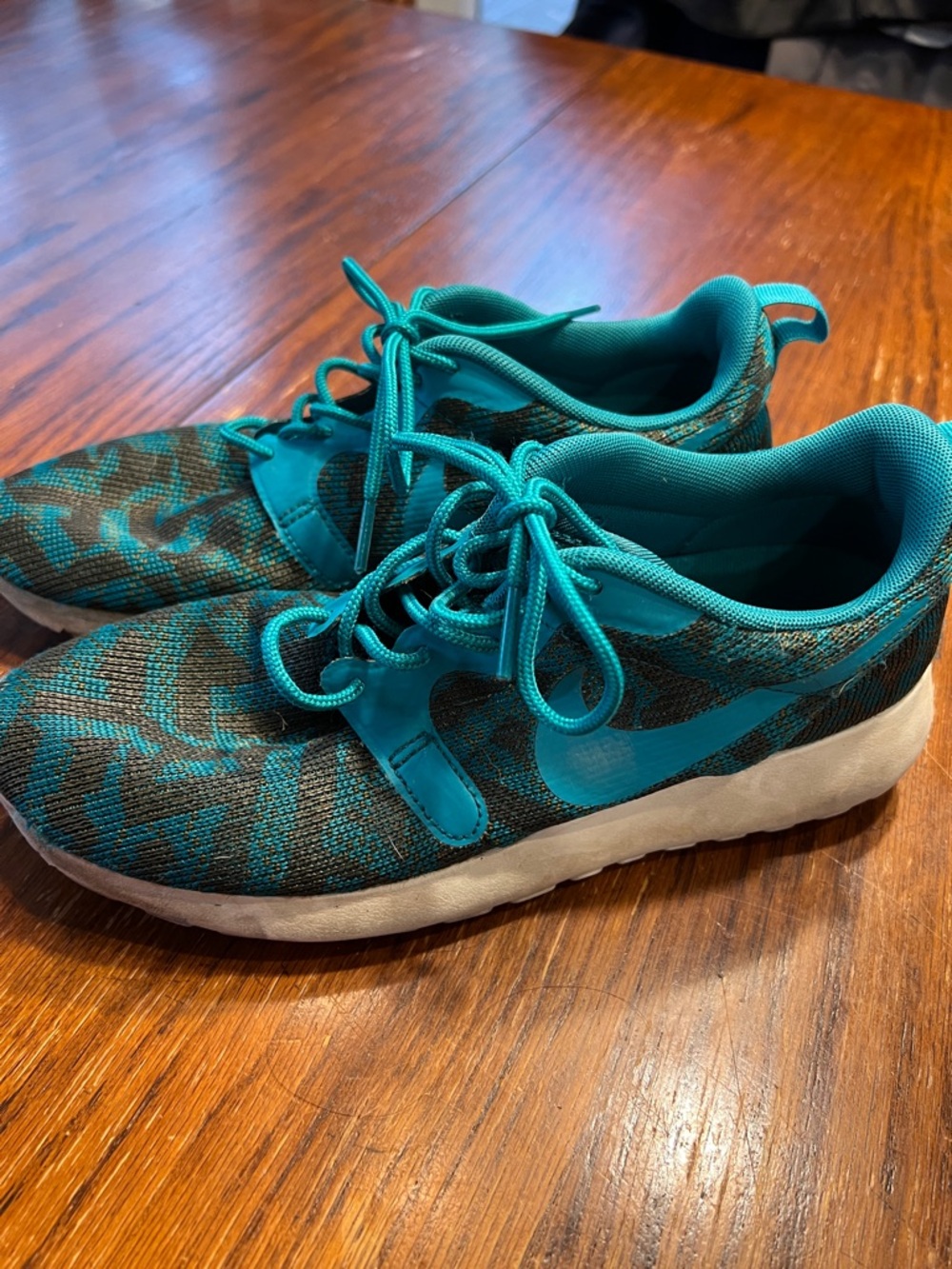 Nike Teal and Black Patterned Lightweight Sneakers